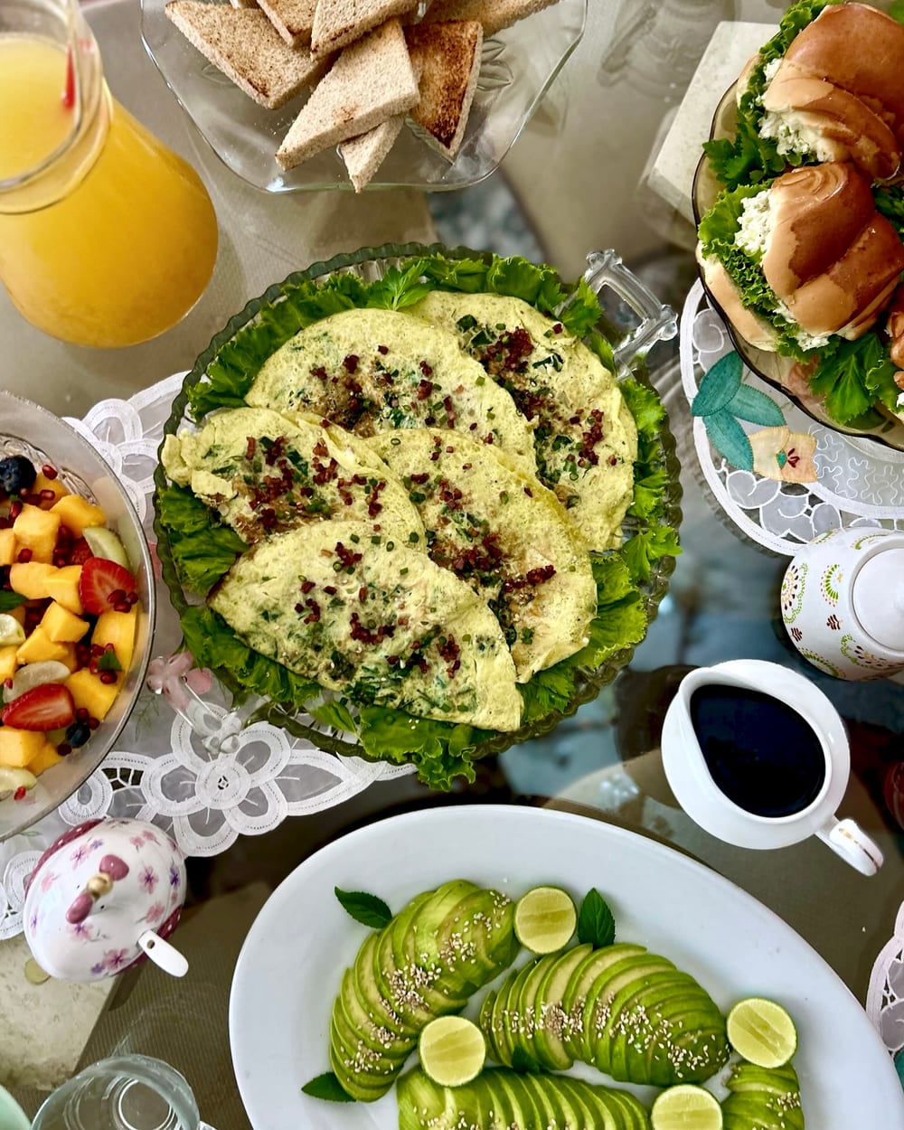 Desayuno servido con panadería y fruta fresca